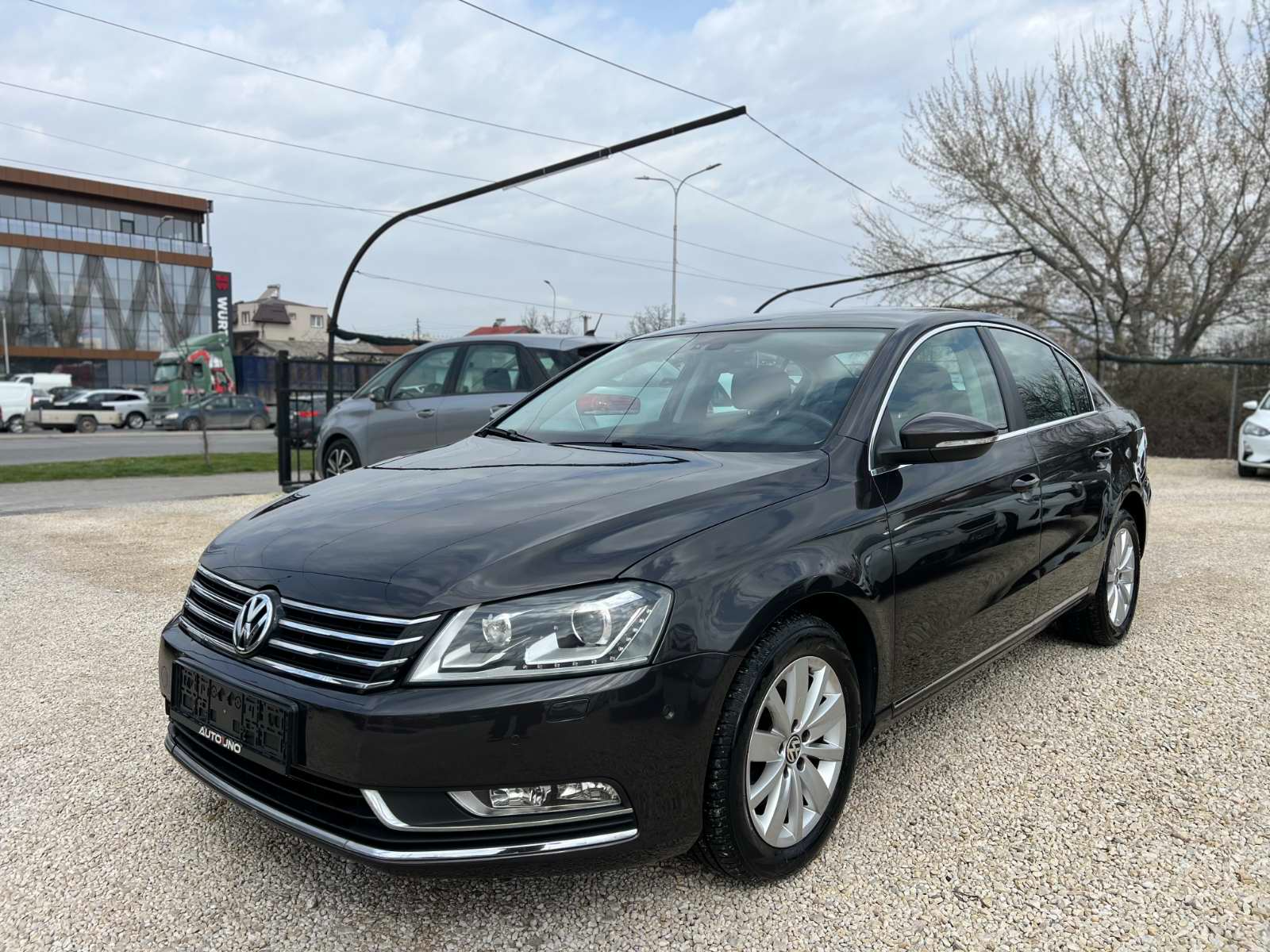 Volkswagen Passat   - 2011