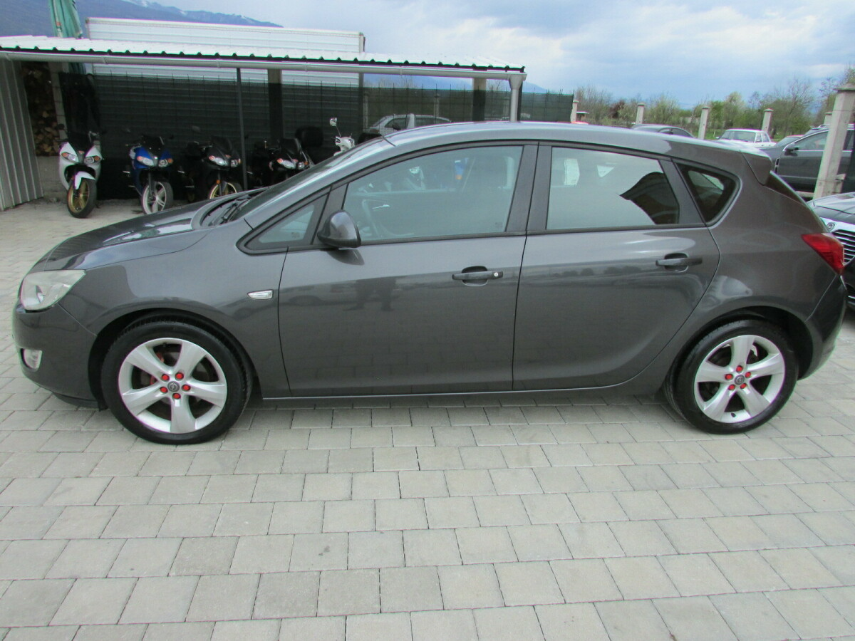 Opel Astra   - 2012