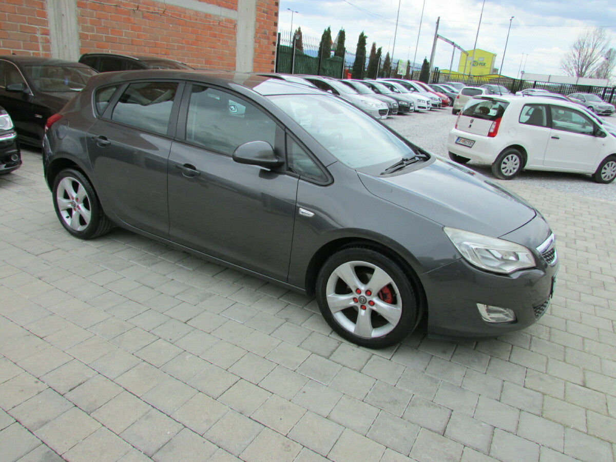 Opel Astra   - 2012