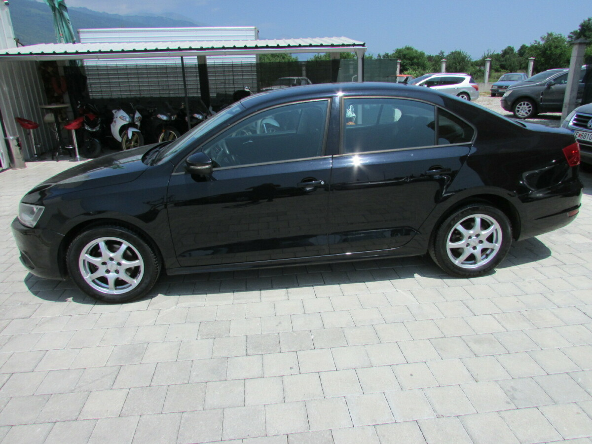 Volkswagen Jetta   - 2011