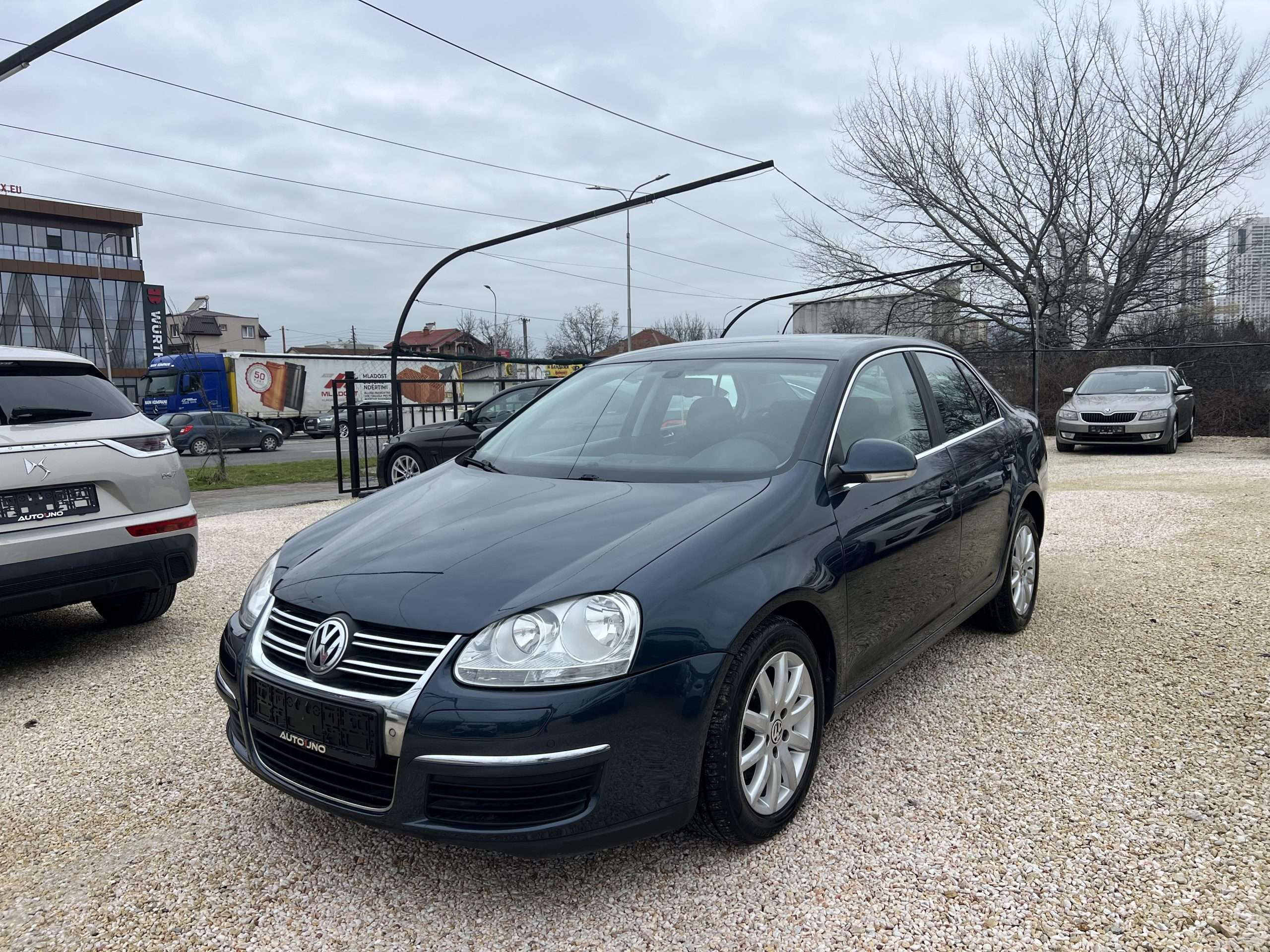 Volkswagen Jetta   - 2010