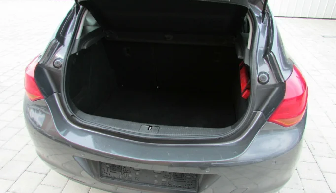 Opel Astra  - 2012