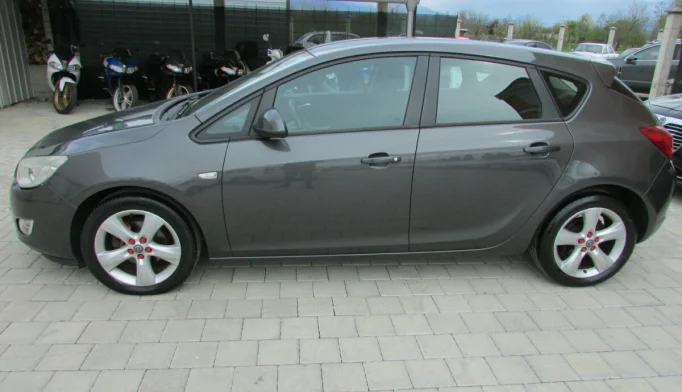 Opel Astra  - 2012