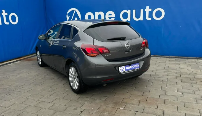 Opel Astra  - 2010