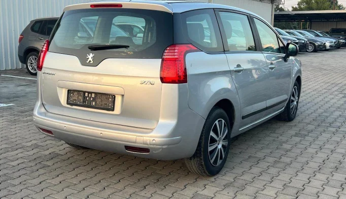 Peugeot 5008  - 2011