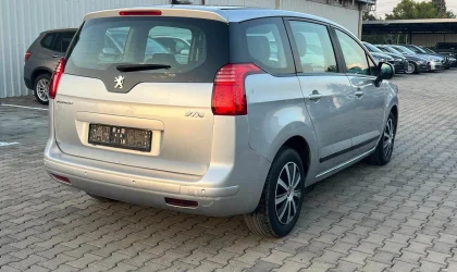 Peugeot 5008  - 2011