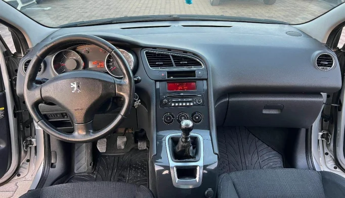 Peugeot 5008  - 2011