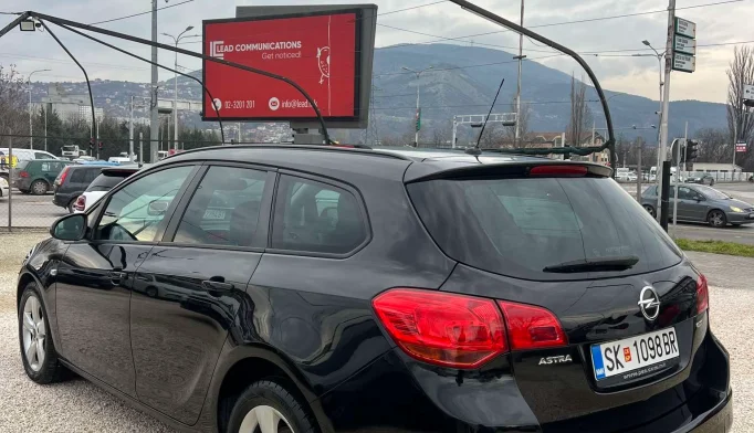 Opel Astra  - 2011
