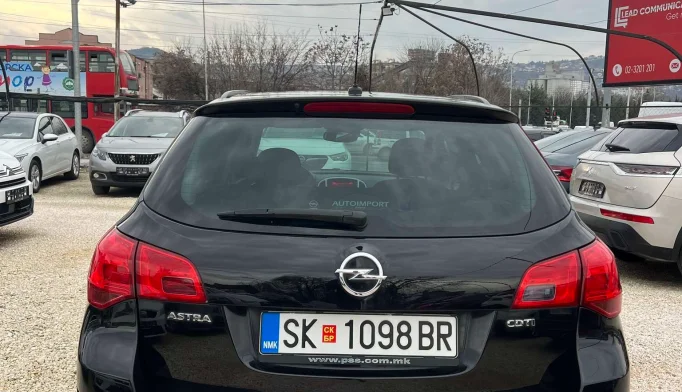 Opel Astra  - 2011
