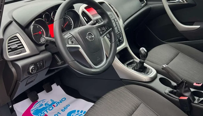 Opel Astra  - 2011