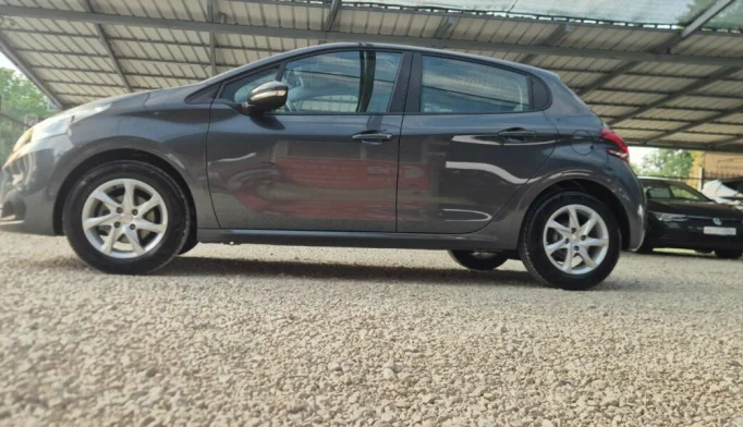 Peugeot 208  - 2016